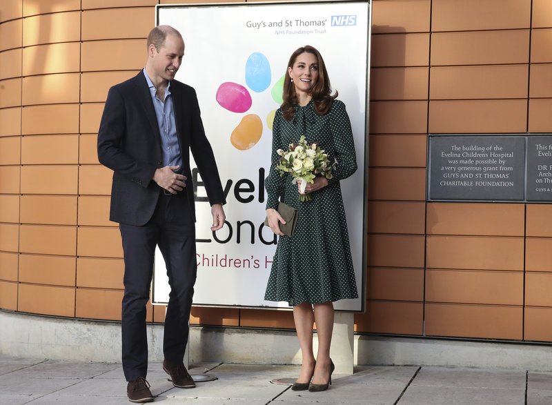 Πώς η Μέγκαν Μαρκλ έκανε την Κέιτ Μίντλετον να μοιάζει με το πιο μίζερο πλάσμα του κόσμου -Η κρύα εμφάνιση [εικόνες] | iefimerida.gr 1