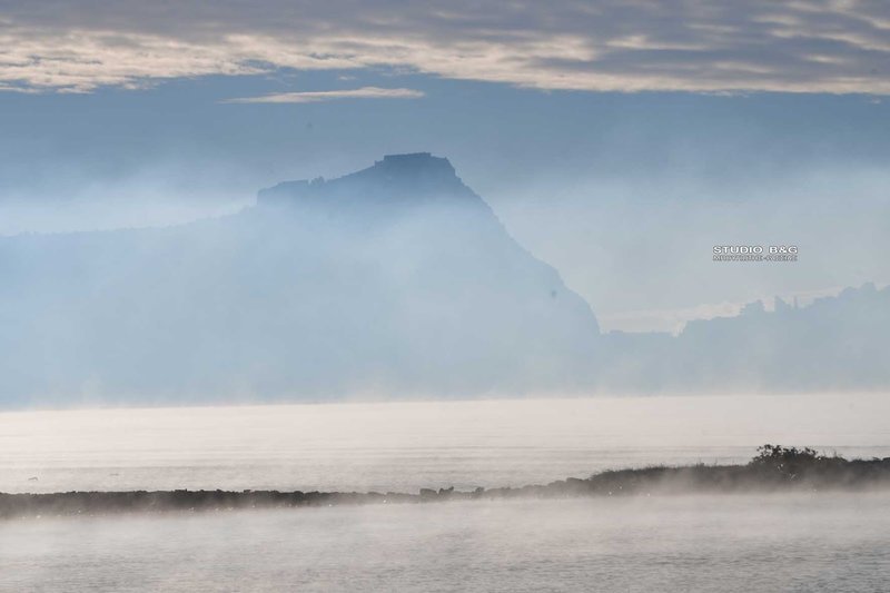 Εντυπωσιακό φαινόμενο: Η θάλασσα στο Ναύπλιο «βράζει» [εικόνες & βίντεο] | iefimerida.gr 1
