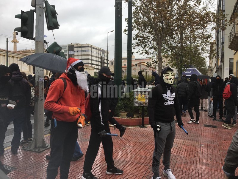 Κουκουλοφόροι έσπασαν με βαριοπούλες πεζοδρόμια στην Κοραή | iefimerida.gr 1