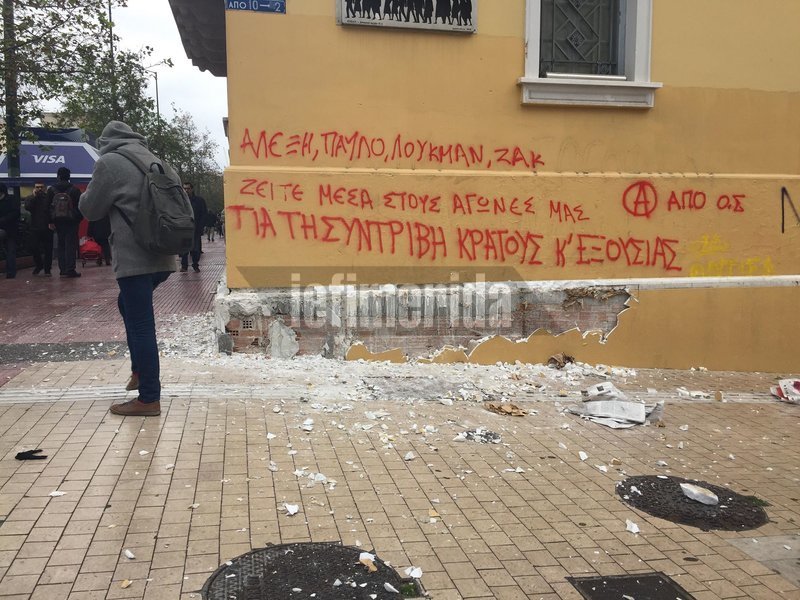 Κουκουλοφόροι έσπασαν με βαριοπούλες πεζοδρόμια στην Κοραή | iefimerida.gr 0