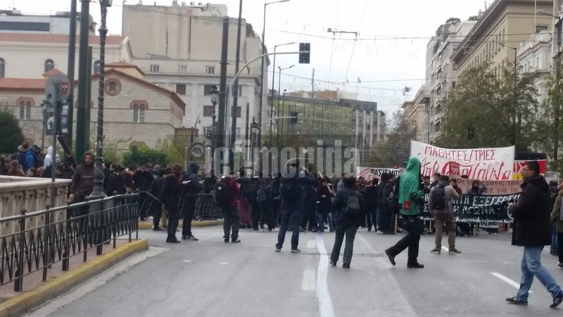 Κουκουλοφόροι έσπασαν με βαριοπούλες πεζοδρόμια στην Κοραή | iefimerida.gr 12