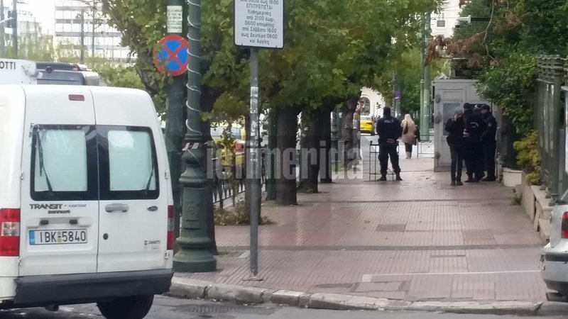 Κουκουλοφόροι έσπασαν με βαριοπούλες πεζοδρόμια στην Κοραή | iefimerida.gr 3