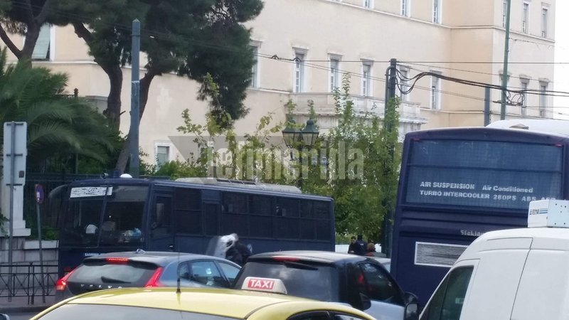 Κουκουλοφόροι έσπασαν με βαριοπούλες πεζοδρόμια στην Κοραή | iefimerida.gr 4