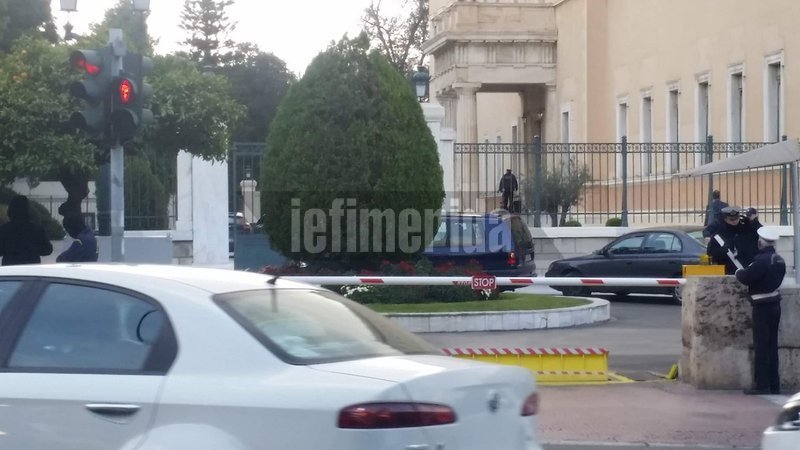 Κουκουλοφόροι έσπασαν με βαριοπούλες πεζοδρόμια στην Κοραή | iefimerida.gr 5