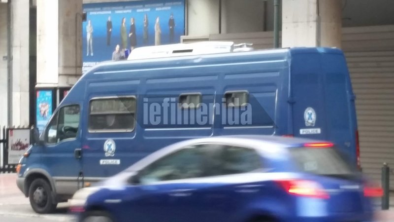 Κουκουλοφόροι έσπασαν με βαριοπούλες πεζοδρόμια στην Κοραή | iefimerida.gr 6