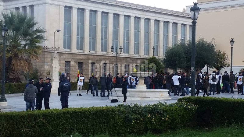 Κουκουλοφόροι έσπασαν με βαριοπούλες πεζοδρόμια στην Κοραή | iefimerida.gr 7