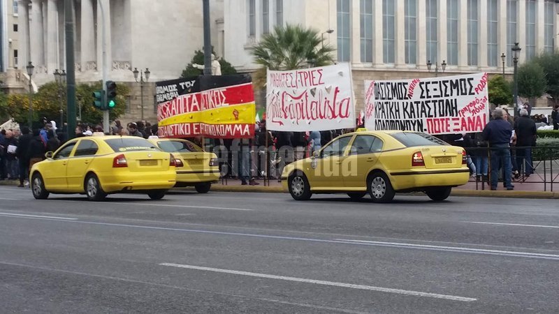 Κουκουλοφόροι έσπασαν με βαριοπούλες πεζοδρόμια στην Κοραή | iefimerida.gr 8
