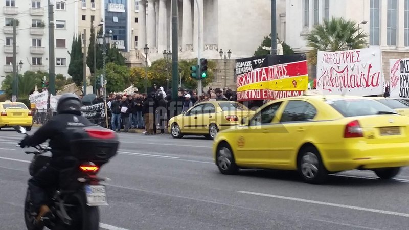 Κουκουλοφόροι έσπασαν με βαριοπούλες πεζοδρόμια στην Κοραή | iefimerida.gr 9