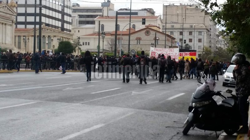Κουκουλοφόροι έσπασαν με βαριοπούλες πεζοδρόμια στην Κοραή | iefimerida.gr 10