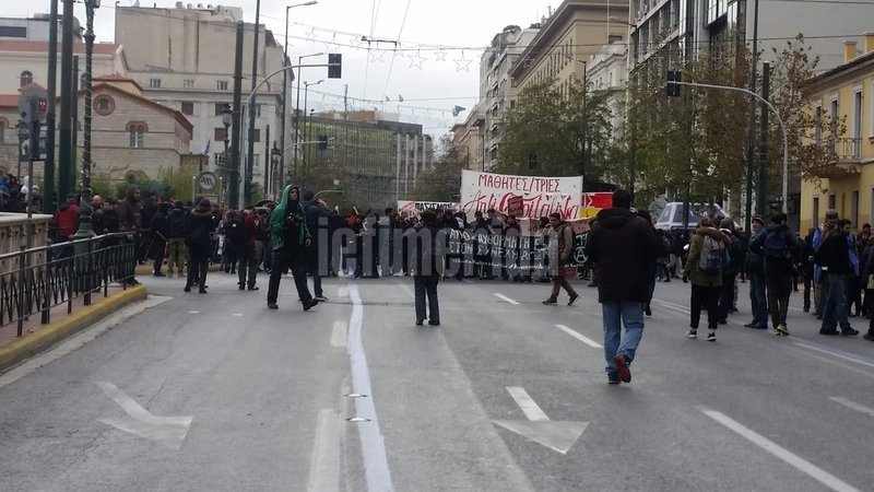 Κουκουλοφόροι έσπασαν με βαριοπούλες πεζοδρόμια στην Κοραή | iefimerida.gr 11