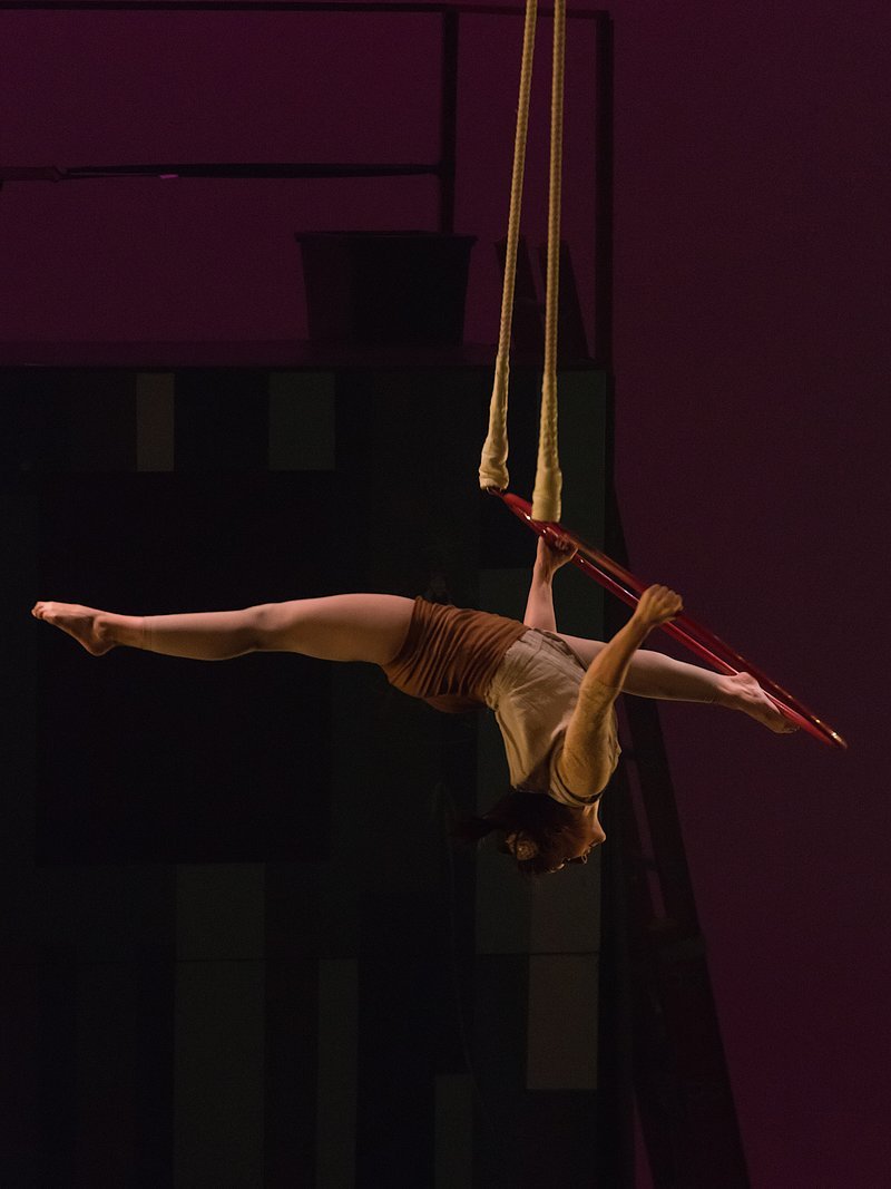 Ακροβάτες από το Cirque du Soleil και Cirque Εloize στο Κέντρο Πολιτισμού Ιδρυμα Νιάρχος [εικόνες] | iefimerida.gr 1