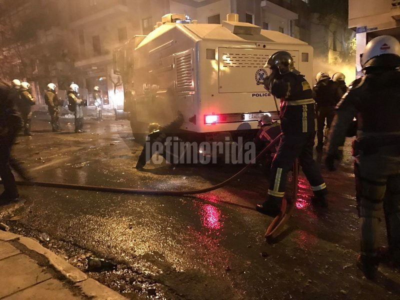 Οι κουκουλοφόροι επιχείρησαν να κάψουν την «Αύρα» -Ρίχνουν μολότοφ από ταράτσες [εικόνες & βίντεο] | iefimerida.gr 2