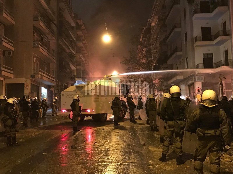 Οι κουκουλοφόροι επιχείρησαν να κάψουν την «Αύρα» -Ρίχνουν μολότοφ από ταράτσες [εικόνες & βίντεο] | iefimerida.gr 1