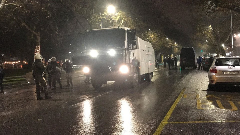 Το υδροφόρο όχημα της ΕΛ.ΑΣ. έκανε την παρθενική του εμφάνιση στη Θεσσαλονίκη [εικόνες & βίντεο] | iefimerida.gr 0