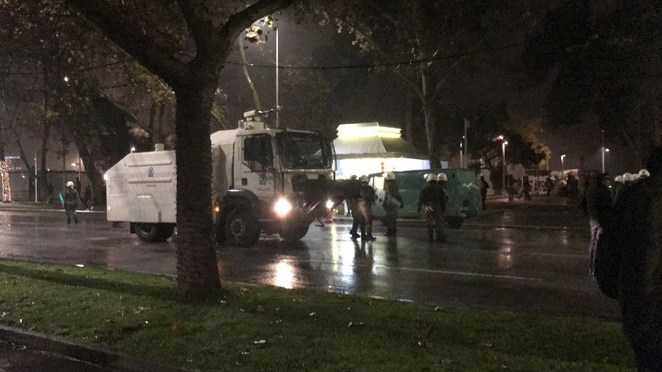 Το υδροφόρο όχημα της ΕΛ.ΑΣ. έκανε την παρθενική του εμφάνιση στη Θεσσαλονίκη [εικόνες & βίντεο] | iefimerida.gr 1