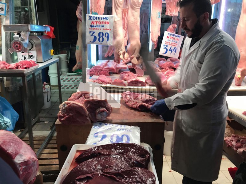 Οι κρεοπώλες εμφανίζονται ικανοποιημένοι καθώς, όπως σημειώνουν, φέτος πολλοί ήταν αυτοί που προτίμησαν να προχωρήσουν στις αγορές τους αρκετές ημέρες πριν τις γιορτές, ωστόσο αναμένουν περαιτέρω αύξηση στην κίνηση όσο πλησιάζουμε στην ημέρα των Χριστουγέννων
