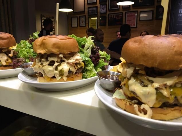 Οδηγός για μπέργκερ στην Αθήνα- Πού θα βρεις τα πιο νόστιμα, τα πιο περίεργα και τα πιο... τεράστια [εικόνες] | iefimerida.gr 12