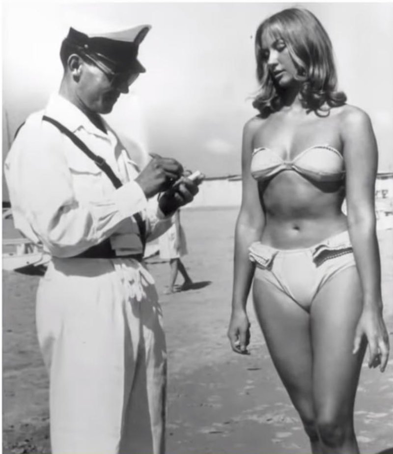 1957: Ενας αστυνομικός κόβει κλήση σε μια ιταλίδα με μπικίνι στην παραλία του Ρίμινι