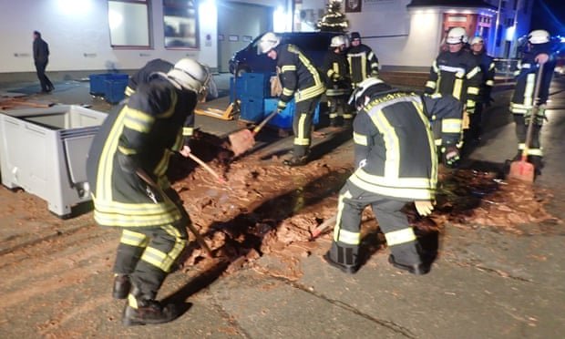 Κόλλησε στο τσιμέντο και έκανε πιο δύσκολη την ζωή των πυροσβεστών που προσπαθούσαν με φτυάρα να την ξεκολλήσουν.