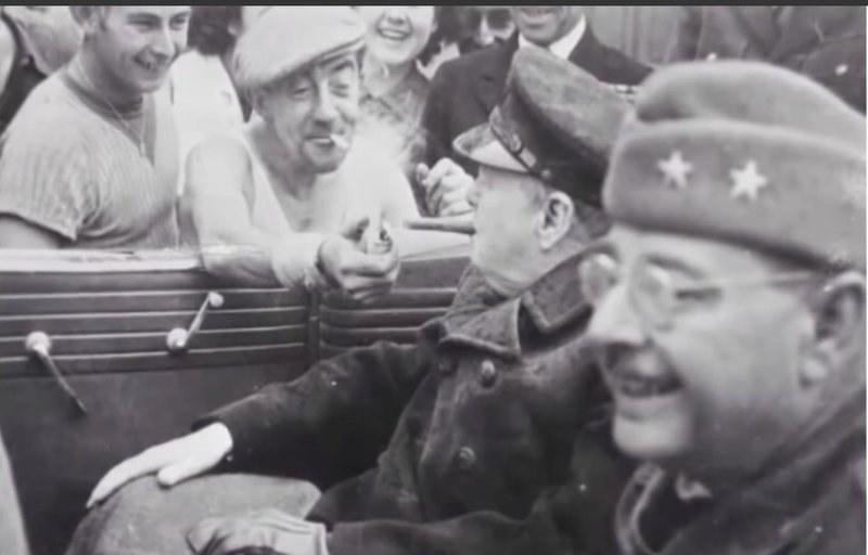 1944: Ενας Γάλλος ανάβει με τον αναπτήρα του το πούρο του Τσόρτσιλ