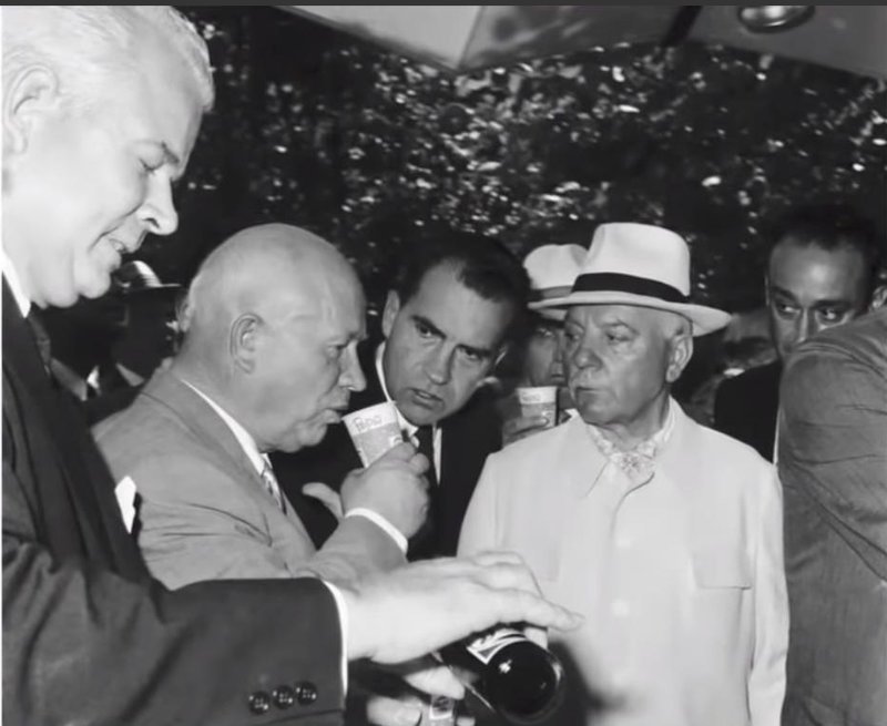 1959: Ο ηγέτης της ΕΣΣΔ Νικίτα Χρουστσόφ δοκιμάζει για πρώτη φορά Pepsi ενώ ο Νίξον τον παρακολουθεί