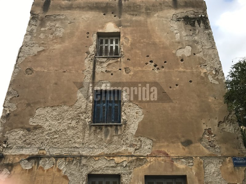 11. Τα σημάδια από τα Δεκεμβριανά είναι εμφανή μέχρι και σήμερα στις προσφυγικές πολυκατοικίες της λεωφόρου Αλεξάνδρας. Οι οχυρωμένοι αντάρτες δέχτηκαν ορυμαγδό πυρών από βρετανικές δυνάμεις.