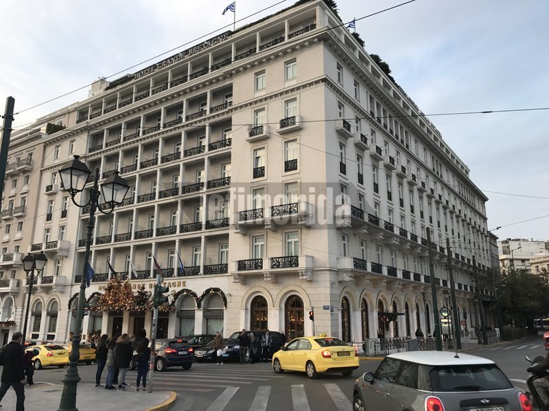 1. Το ξενοδοχείο Μεγάλη Βρετανία ήταν το επιτελείο της ελληνικής κυβέρνησης και των Βρετανών συμμάχων κατά την περίοδο των Δεκεμβριανών.