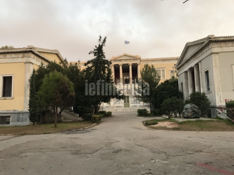 24. Ο λόχος φοιτητών Μπάιρον δραστηριοποιήθηκε στα Εξάρχεια. Το Πολυτεχνείο αποτέλεσε ένα από τα οχυρά των φοιτητών.