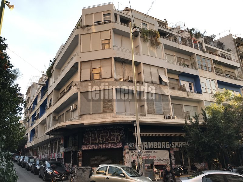 26. Η λεγόμενη μπλε πολυκατοικία στην πλατεία Εξαρχείων θα βρεθεί ανάμεσα σε διασταυρούμενα πυρά της Οργάνωσης Χ από το Χημείο και του ΕΛΑΣ από το λόφο Στρέφη.