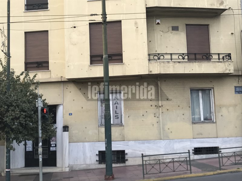 27. Εμφανή είναι τα σημάδια από τις μάχες των Δεκεμβριανών και στην πολυκατοικία επί της οδού Αμαλίας 42.