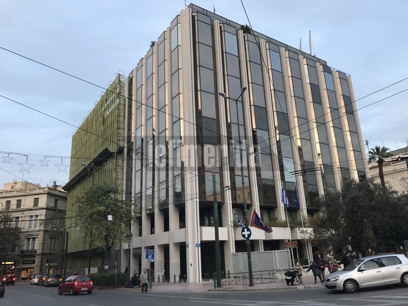 2. Στη συμβολή των λεωφόρων Βασιλίσσης Σοφίας και Αμαλίας, έναντι του Συντάγματος, ήταν το κτίριο της Αστυνομικής Διεύθυνσης. Από εκεί έπεσαν οι πρώτοι πυροβολισμοί κατά των διαδηλωτών του Συντάγματος στις 3 Δεκεμβρίου 1944.