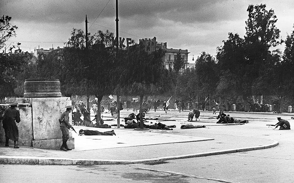 Ο φωτογράφος Dmitri Kessel αποτυπώνει για το αμερικανικό περιοδικό Life την αρχή των Δεκεμβριανών. Οι αστυνομικές δυνάμεις έχουν ήδη ανοίξει πυρ κατά των διαδηλωτών στο Σύνταγμα. Στο βάθος διακρίνονται τα γραφεία του ΚΚΕ επί της Όθωνος.