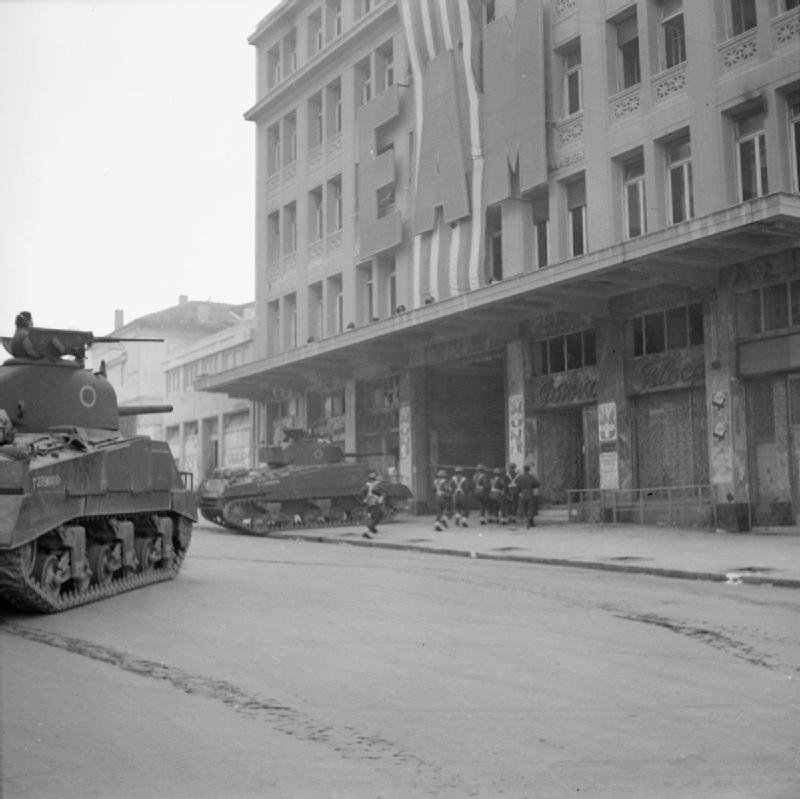 31. Βρετανικό άρμα και στρατιώτες εισβάλουν στα γραφεία του ΕΑΜ στην Κοραή