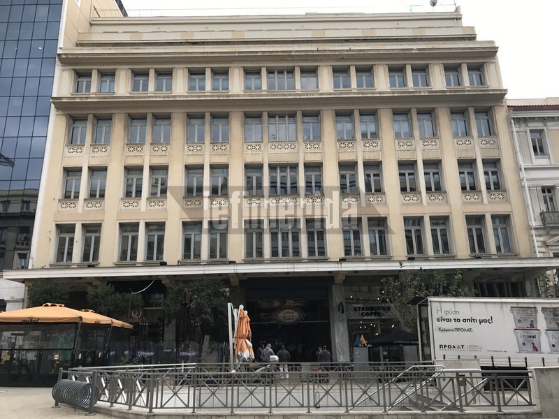 4. Στον αριθμό 4 της πλατείας Κοραή, δεσπόζει το κτίριο της Εθνικής Ασφαλιστικής όπου ήταν η έδρα του ΕΑΜ. Στις 6 Δεκεμβρίου βρετανικά άρματα εισέβαλαν στην κεντρική είσοδο.