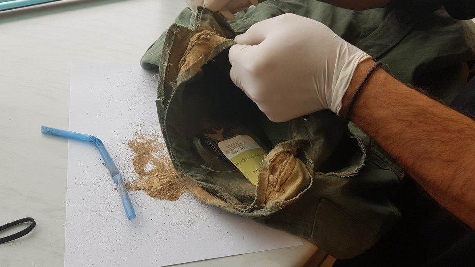 Ηράκλειο Κρήτης: Επιασαν διακινητή ναρκωτικών έξω από το σπίτι του -Μέσα ήταν τρεις «πελάτες» και περίμεναν [εικόνες]  | iefimerida.gr 0