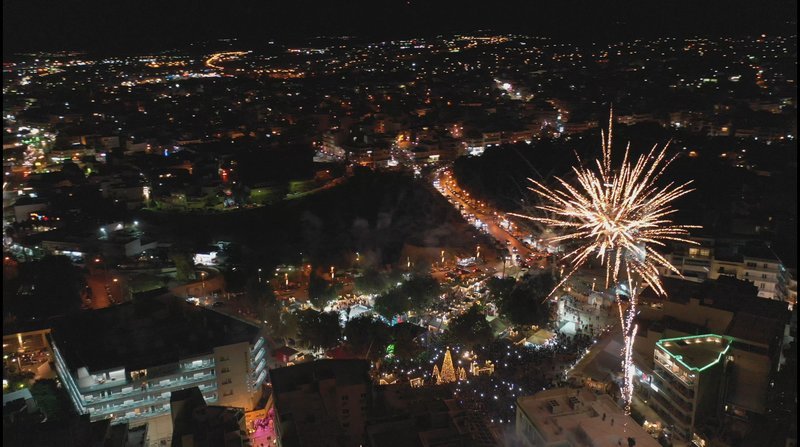 Ηράκλειο Κρήτης: Εκπληκτικό σκηνικό για τη φωταγώγηση του Χριστουγεννιάτικου δέντρου [εικόνες] | iefimerida.gr 8