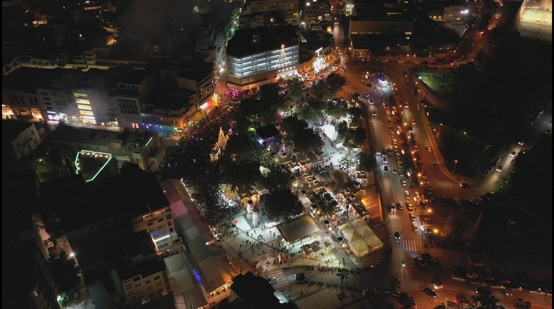 Ηράκλειο Κρήτης: Εκπληκτικό σκηνικό για τη φωταγώγηση του Χριστουγεννιάτικου δέντρου [εικόνες] | iefimerida.gr 5