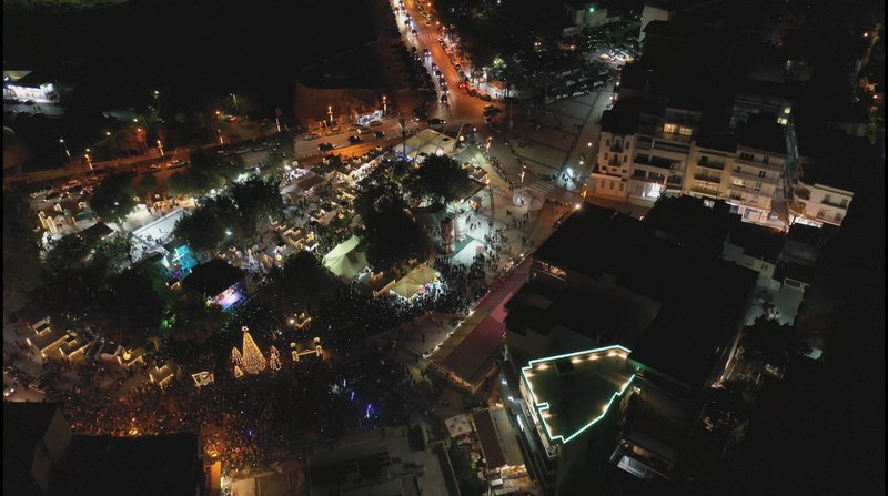 Ηράκλειο Κρήτης: Εκπληκτικό σκηνικό για τη φωταγώγηση του Χριστουγεννιάτικου δέντρου [εικόνες] | iefimerida.gr 4
