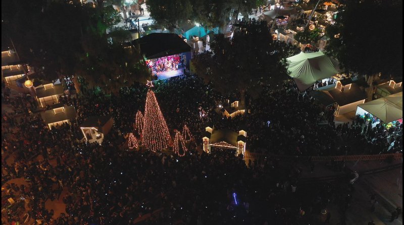 Ηράκλειο Κρήτης: Εκπληκτικό σκηνικό για τη φωταγώγηση του Χριστουγεννιάτικου δέντρου [εικόνες] | iefimerida.gr 2