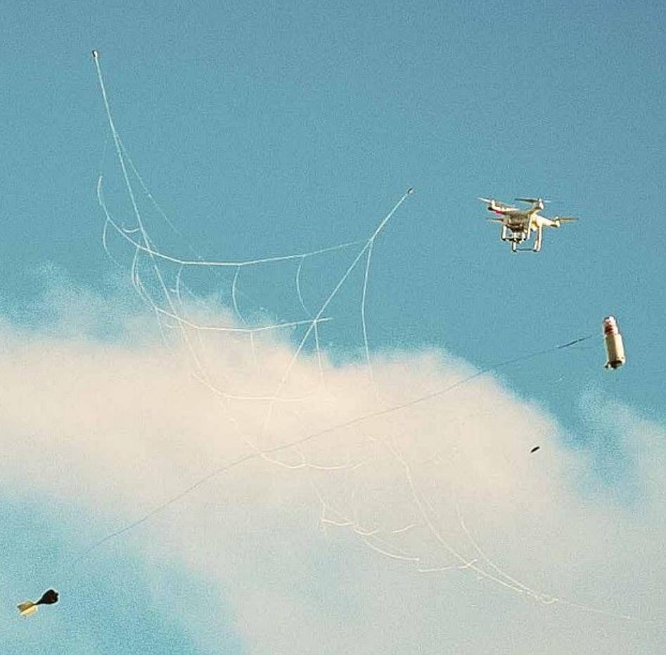 Με αυτό το μπαζούκα που εκτοξεύει δίχτυα θα αντιμετωπίζουν τα drones στα βρετανικά αεροδρόμια [βίντεο] | iefimerida.gr 1
