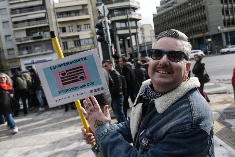 Συγκεντρωμένοι στην Αλεξάνδρας έξω από τη ΓΑΔΑ/Φωτογραφία: Sooc