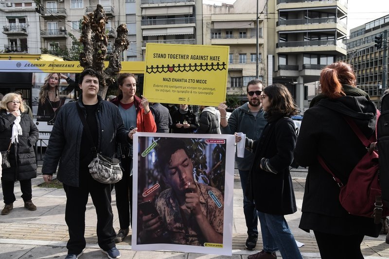 Κρατώντας αφίσες με τη φωτογραφία του Ζακ Κωστόπουλου οι συγκεντρωμένοι καλούν σε αντίσταση κατά του μίσους/Φωτογραφία: Sooc