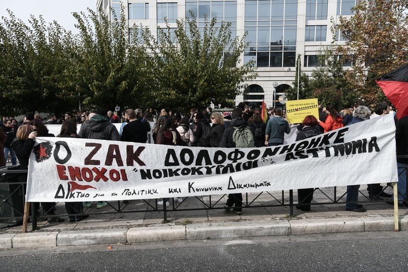 Ανάρτηση πανό οργάνωσης για τα πολιτικά και κοινωνικά δικαίωματα /Φωτογραφία: Sooc