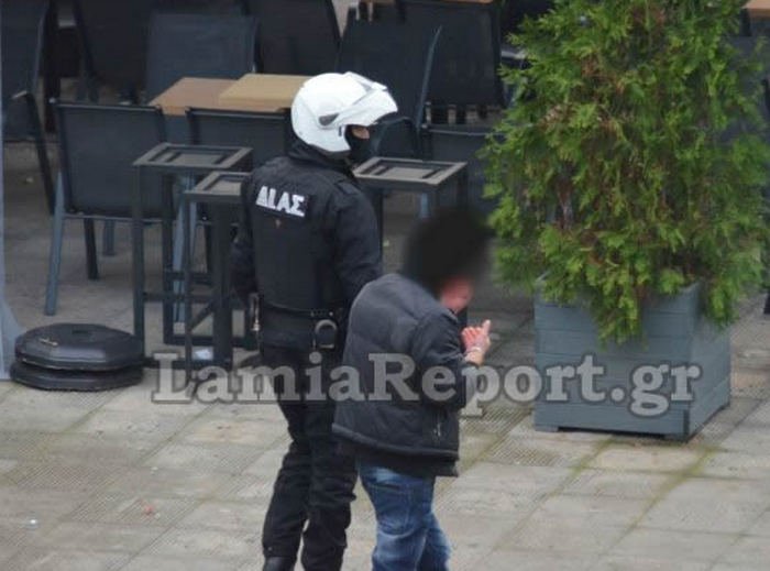 Λαμία: Αγριο ξύλο σε πλατεία με Ρομά και ναρκομανή [εικόνες] | iefimerida.gr 1