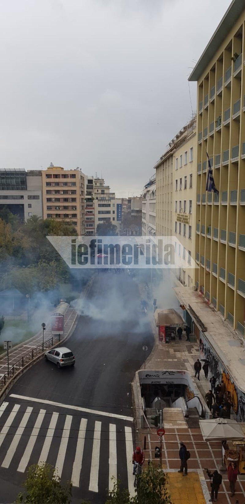Οι καπνοί από τα δακρυγόνα καλύπτουν το κέντρο της Αθήνας