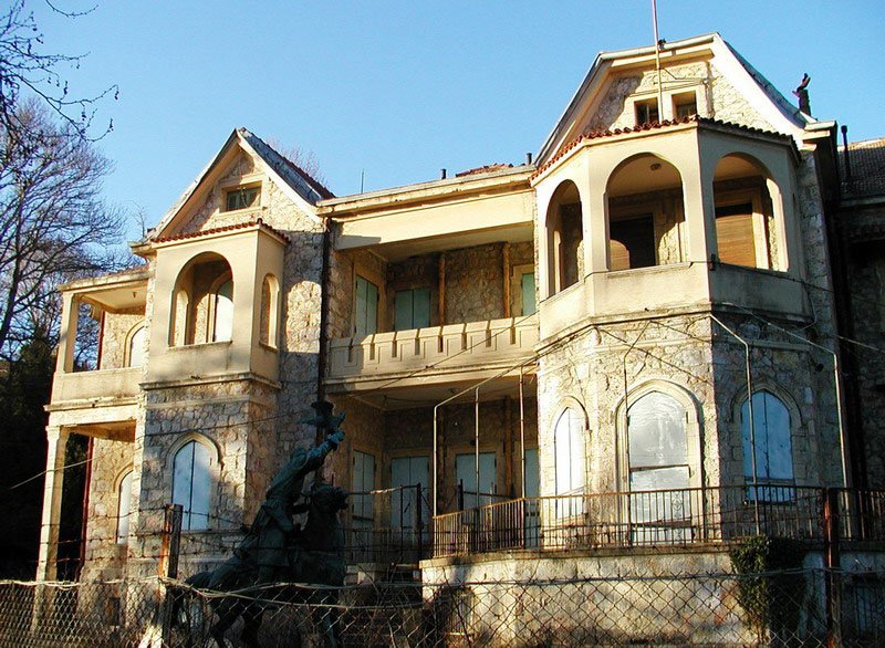 Το Τατόι σήμερα, ρημάζει πλήρως εγκαταλελειμμένο.