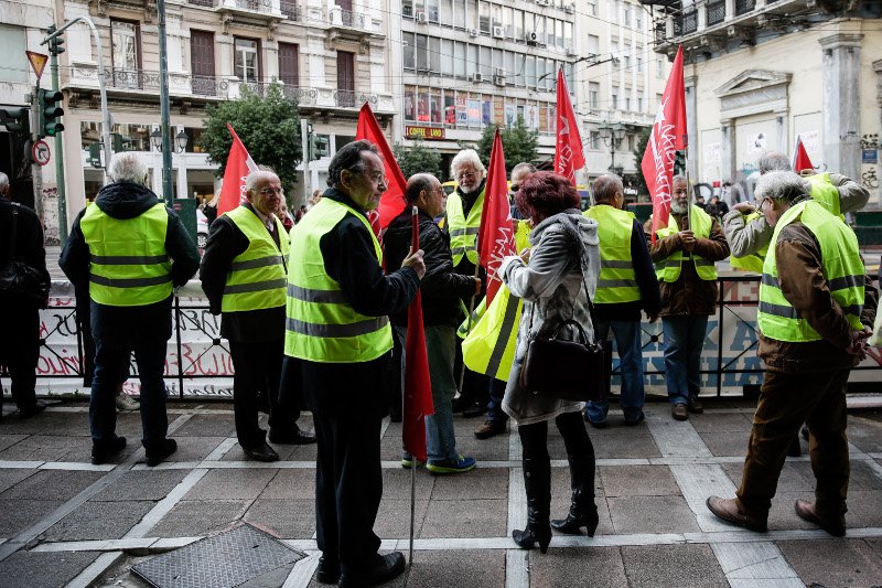 Νωρίτερα τα μέλη της ΛΑΕ με τα κίτρινα γιλέκα είχαν διαμαρτυρηθεί έξω από συμβολαιογραφικό γραφείο για τους πλειστηριασμούς- φωτογραφία eurokinissi