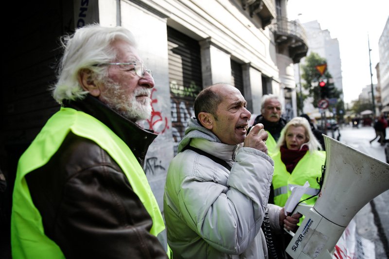 Τα κίτρινα γιλέκα του... Λαφαζάνη έξω από την γαλλική πρεσβεία [εικόνες] | iefimerida.gr 3