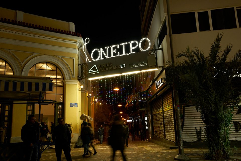 Λεξεις αγάπης και ευχές, πλημμυρίζουν την Αθήνα 