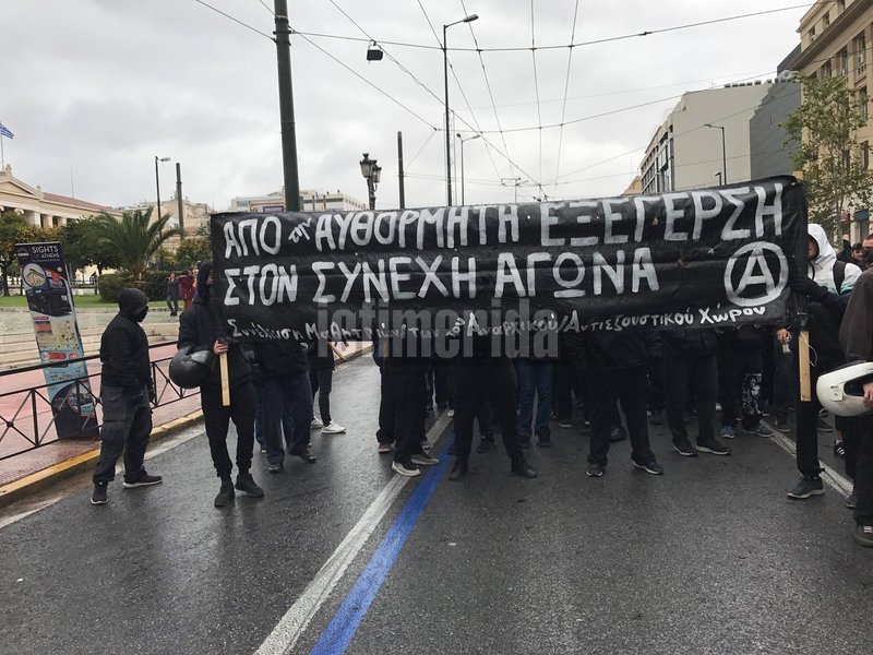 Κουκουλοφόροι έσπασαν με βαριοπούλες πεζοδρόμια στην Κοραή | iefimerida.gr 2